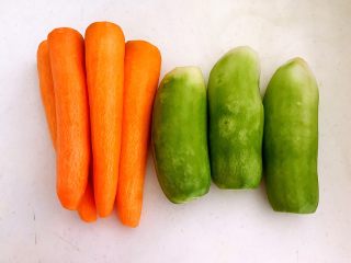 开胃小菜 脆爽萝卜,给绿萝卜和胡萝卜削皮