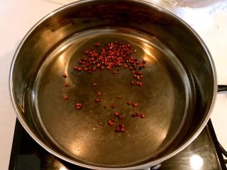 开胃小菜 脆爽萝卜,锅烧热后加入花椒粒，炒出出香味