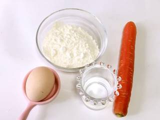 胡萝卜小饼,食材准备：低筋面粉/60克

鸡蛋/1个

胡萝卜/1根（大概80克)

水（或牛奶）/60克