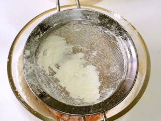 胡萝卜小饼,筛入低筋面粉。
