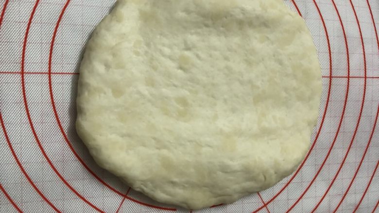 热狗土豆披萨,制作成面饼形状
