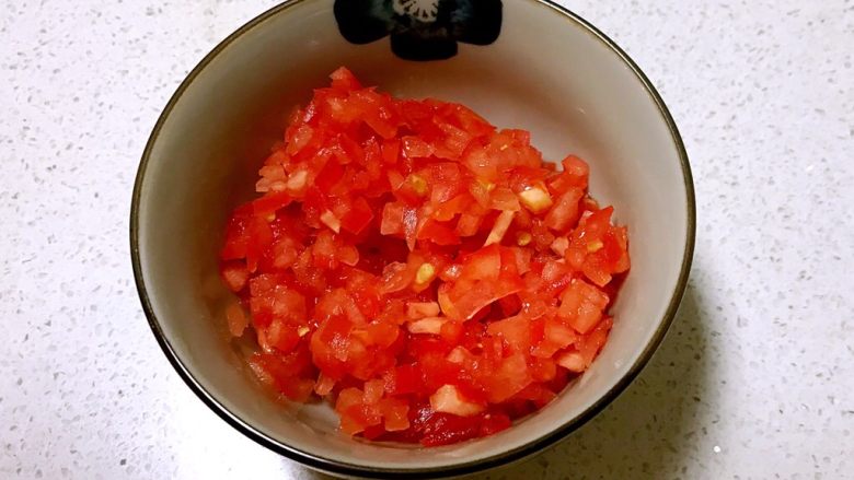 双色厚蛋烧,把西红柿切成碎末