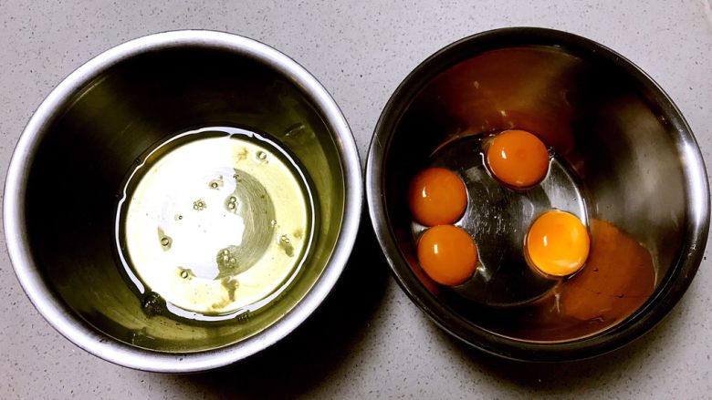 双色厚蛋烧,把蛋清和蛋黄分离开，打入盆内