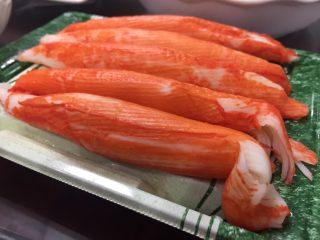 治愈系黄金蟹腿,这个蟹味棒直接沾寿司酱油和少许芥末，也好吃的哟！
