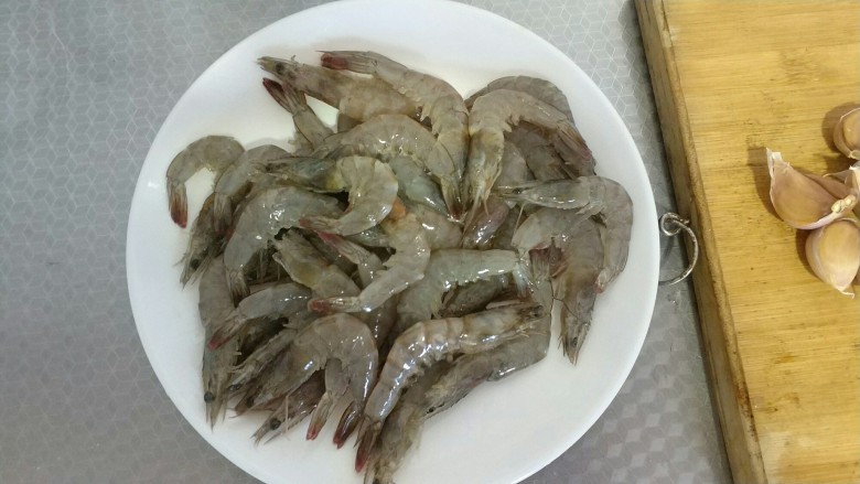 蒜香砂锅干锅虾,虾剪掉虾须和虾足，剔除虾线，备用。