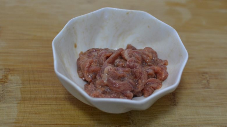 茄汁牛肉意面,抓均，腌制15分钟。