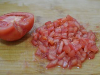 茄汁牛肉意面,期间准备配菜。把刚才的番茄去皮切丁。
