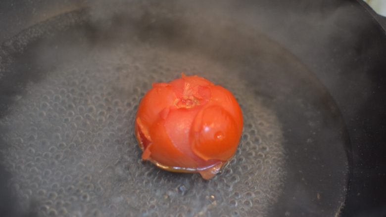 茄汁牛肉意面,放在沸水中烫一下，容易去皮。