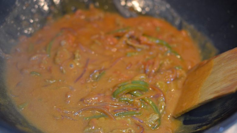 茄汁牛肉意面,煮至调料融化。