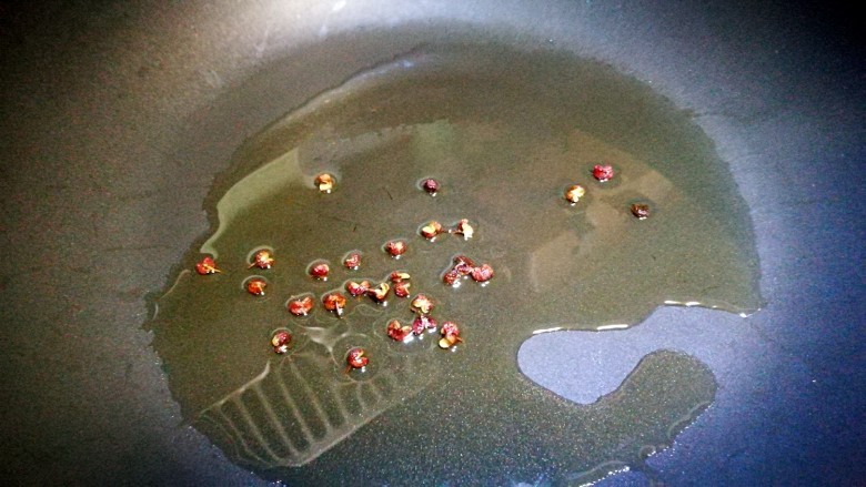 一碗面条～老北京炸酱面,油热炸香花椒 