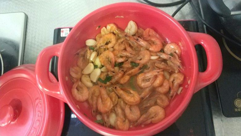 蒜香砂锅干锅虾,出锅前放入葱花和少许香油。出来摆盘就可以了。