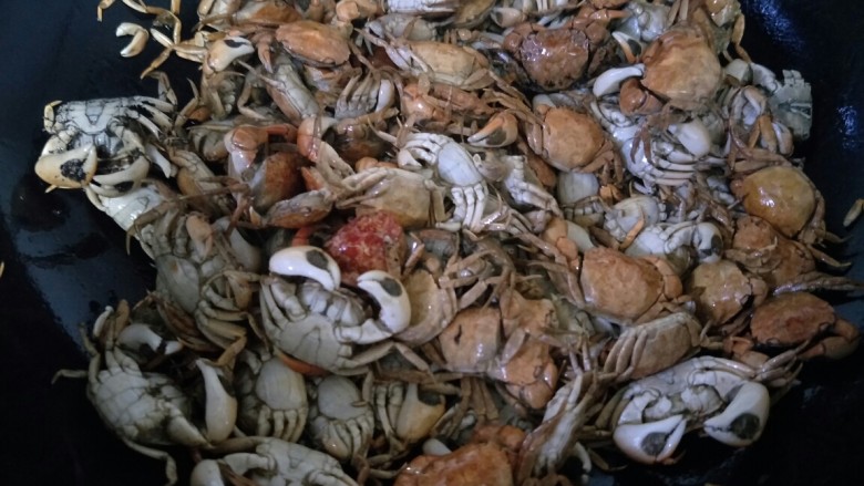 美味香辣蟹,蒸好的螃蟹在油锅里小火慢慢炒酥后盛出来备用。