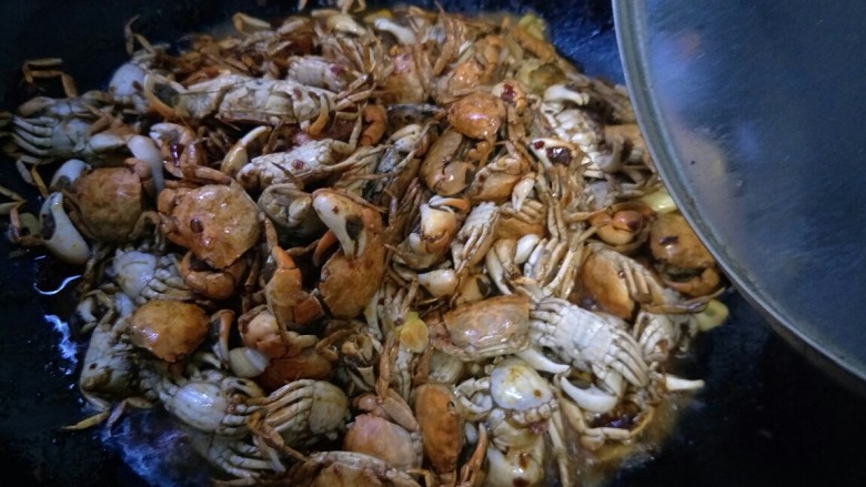 美味香辣蟹,盖锅盖闷煮一会。