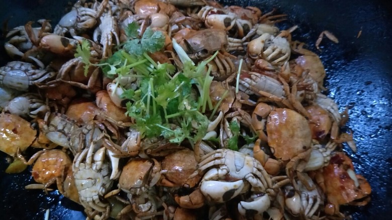 美味香辣蟹,加入炒好的螃蟹中。