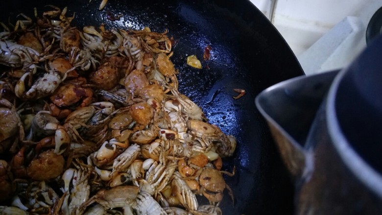 美味香辣蟹,翻炒一会后加入少许热水。