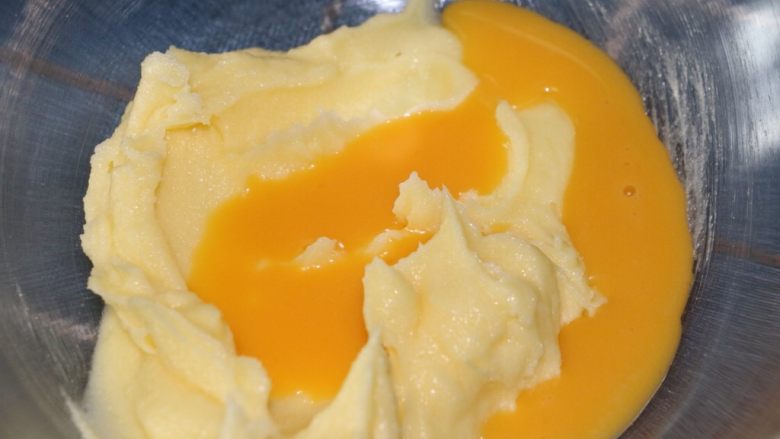 椰丝排包,然后再下剩下的鸡蛋液
也是搅拌到黄油完全吸收蛋液，千万不要出现油水分离