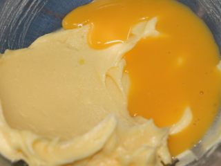 椰丝排包,放一半鸡蛋液下去
搅拌到鸡蛋液完全被黄油吸收