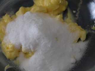 椰丝排包,发酵的时候做椰丝馅料
黄油提前取出室温软化
然后下砂糖