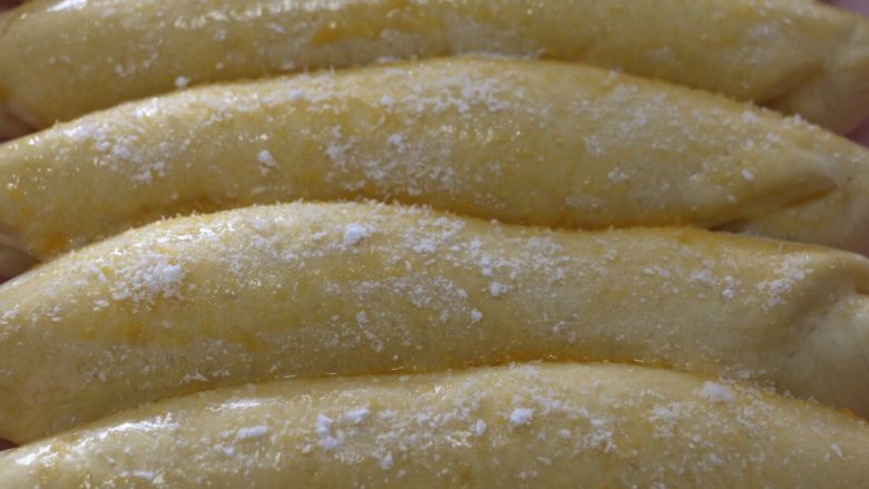 椰丝排包,发酵好后先预热烤箱
175度
在面包表面擦蛋液
撒上椰丝
再撒上一层糖粉，不喜欢可以不撒噢