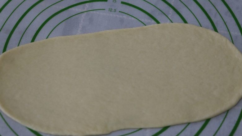 椰丝排包,取一块面团擀成长椭圆，长度尽量长一点，比烤盘短6cm就好