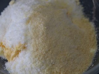 椰丝排包,下椰丝，奶粉，芝士粉
可以先把上面材料混合均匀再放的