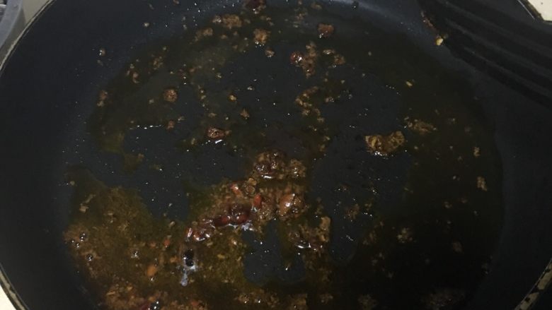 豆腐花蛤乌冬面,豆腐煎好取出放置一旁，从新倒油，放入辣椒。我还放了一点点重庆火锅底料提香。