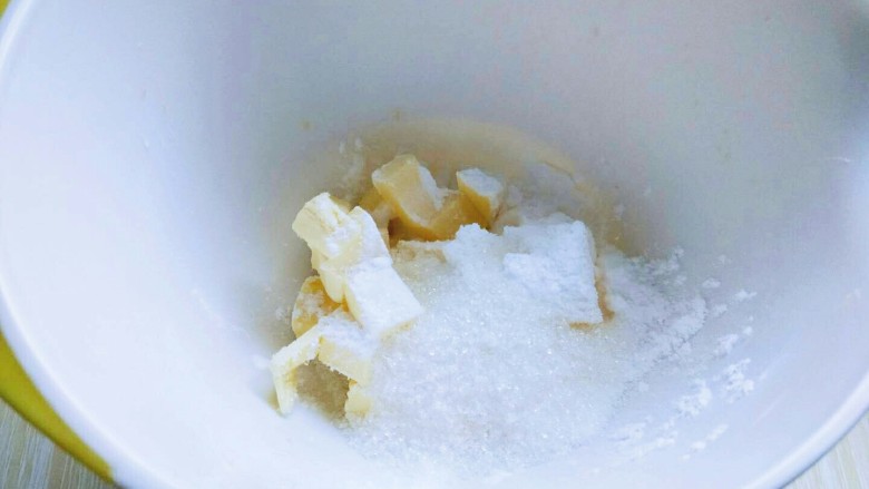 #感恩节食谱#嘻笑的熊宝宝饼干,软化的黄油中加入盐，再加入糖粉。