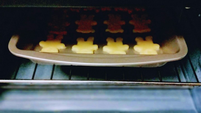 #感恩节食谱#嘻笑的熊宝宝饼干,烤箱170度预热5分钟，烤盘入烤箱中层，170度上下火烤10-12分钟，(具体时间要根据自家烤箱性能另定。)