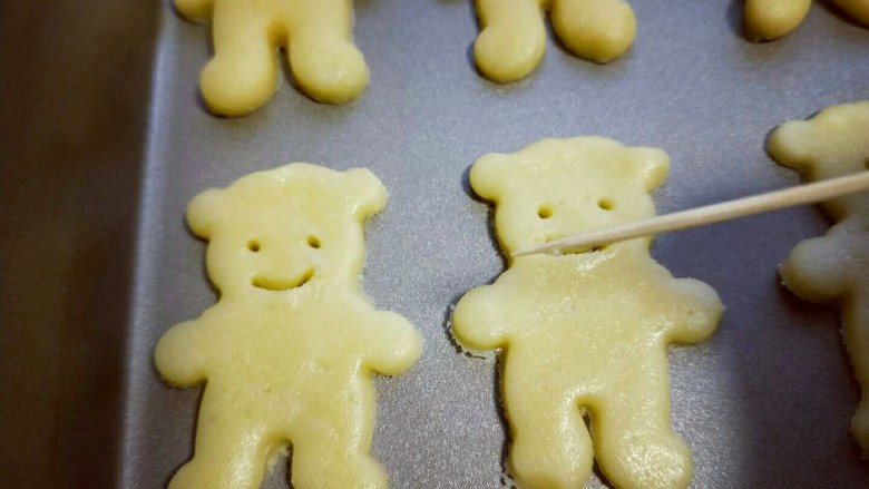 #感恩节食谱#嘻笑的熊宝宝饼干,再用牙签细的一头划出微笑的嘴巴。依次做完。