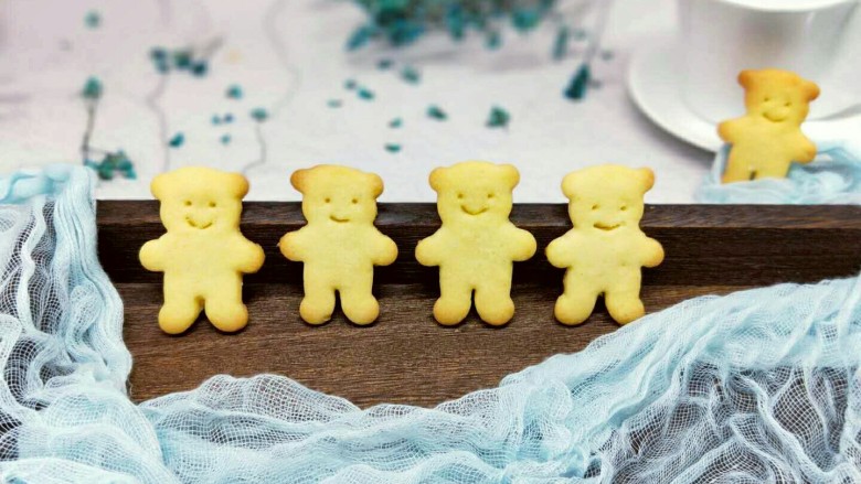 #感恩节食谱#嘻笑的熊宝宝饼干,戴上隔热手套取出烤盘，美美的拍照(^_^)