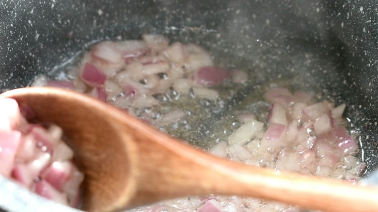 鳗鱼饭,翻炒出香味后，将洋葱丁捞出，留下底油
