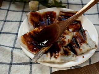 鳗鱼饭,用勺子尽量将酱汁涂抹均匀