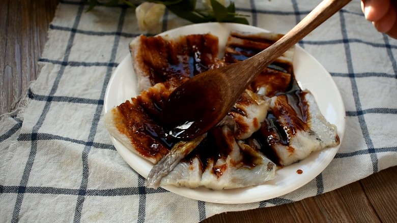 鳗鱼饭,用勺子尽量将酱汁涂抹均匀