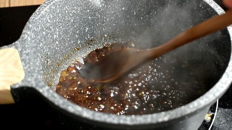 鳗鱼饭,利用烤制的时间，我们把昨天熬好剩余的一半酱汁倒入锅中加热一下