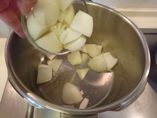 咖喱蛋包飯,2T的油熱鍋，先炒洋蔥，拌炒到微黃有香氣。