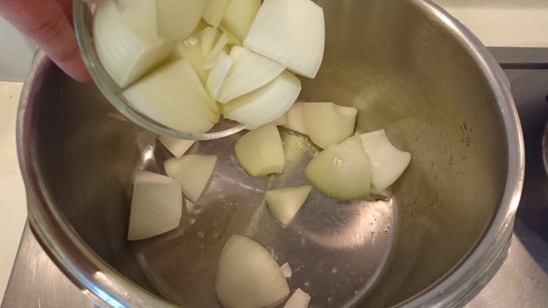 咖喱蛋包飯,2T的油熱鍋，先炒洋蔥，拌炒到微黃有香氣。