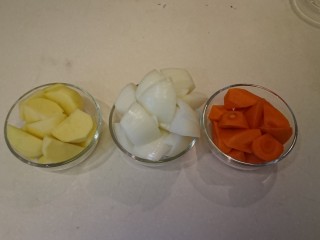 咖喱蛋包飯,土豆、紅蘿蔔，去皮洗淨切滾刀塊，洋蔥去皮切大塊。