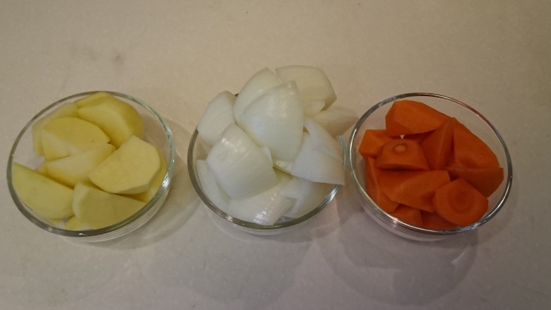 咖喱蛋包飯,<a style='color:red;display:inline-block;' href='/shicai/ 23'>土豆</a>、紅蘿蔔，去皮洗淨切滾刀塊，洋蔥去皮切大塊。