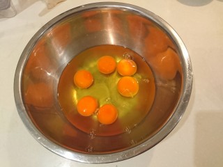 咖喱蛋包飯,先做三份，所以打了6顆蛋！