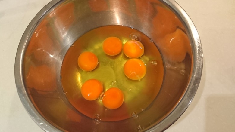 咖喱蛋包飯,先做三份，所以打了6顆蛋！