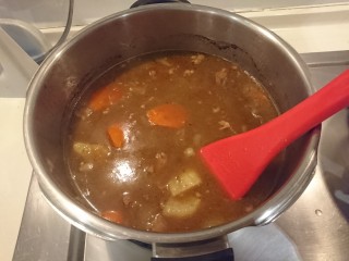 咖喱蛋包飯,輕輕推，紅蘿蔔跟土豆才能保持形状！至於洋蔥，此時已與湯頭你儂我儂了！