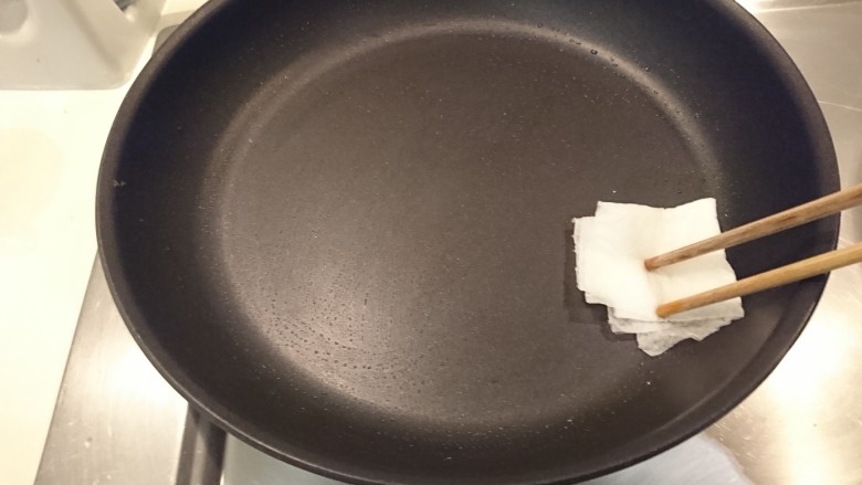 咖喱蛋包飯,用沾滿油的廚房紙巾擦鍋，開外圈最小火起鍋！