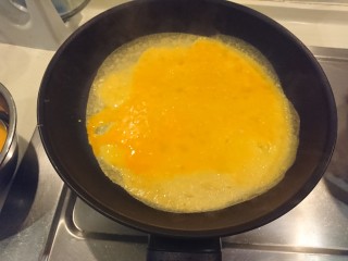 咖喱蛋包飯,搖晃下鍋身讓蛋汁均勻分佈在鍋面。同時盛飯。蛋皮不可煎太久會乾，就不好包了！