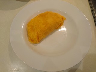 咖喱蛋包飯,稍微整下形狀移到湯盤裡。