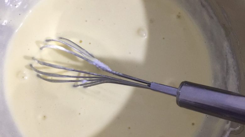 菠菜瑞士卷,混合好的蛋黄糊继续加入1/3的蛋白霜继续同样的手法