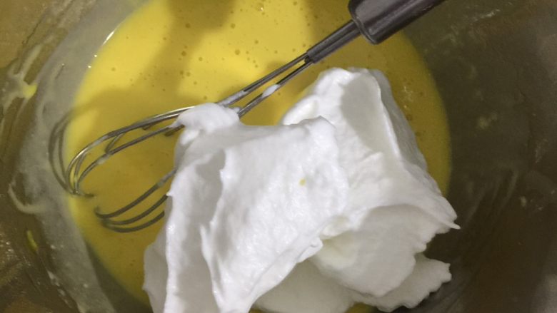 菠菜瑞士卷,用刮刀先把盆边的蛋白取1/3放进蛋黄糊中，用蛋抽还是同样的手法翻拌