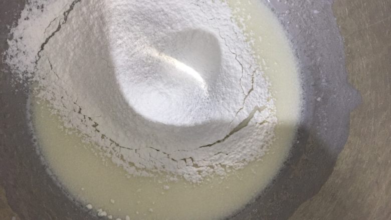 菠菜瑞士卷,将低粉过筛加入水油混合物中用蛋抽混合至没有干粉颗粒，注意手法避免面粉起筋，可以用蛋抽画Z手法