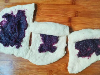 最爱面包+金桂香飘紫薯米饭面包,从一边卷起