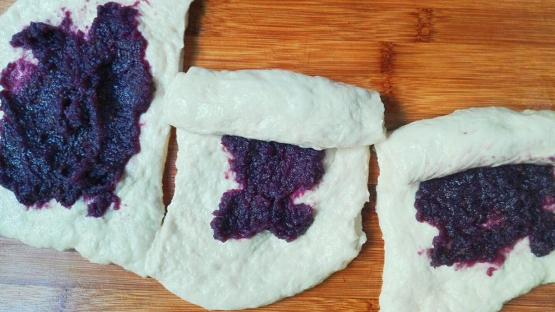 最爱面包+金桂香飘紫薯米饭面包,从一边卷起