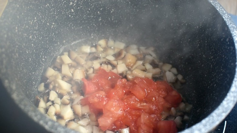 芝士烫饭,炒出香味儿后倒入西红柿丁